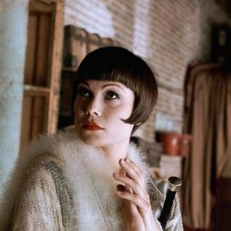 Antonia Ellis 飾演 Maisie