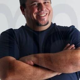 Manolo Castro 飾演 