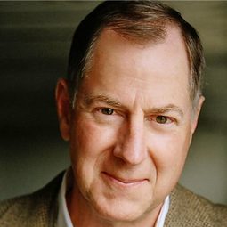 Doug Cox - 昔日英雄演員 飾演Doctor