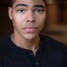 Nicholas Duvernay 飾演 Roman