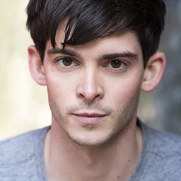 Joshua Dickinson 飾演 Private Perry Bernstein