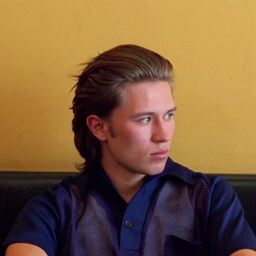 Bilge Bingul 飾演 Chris