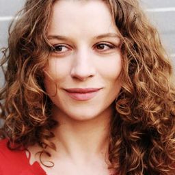 Antonia Bill 飾演 Corinna (jung)