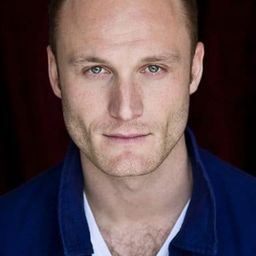 Yan Tual 飾演 Yuri