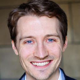 Tim Eliot 飾演 Mr. Fields