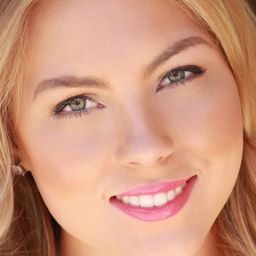 Paige Lauren Billiot 飾演 Yoga Student