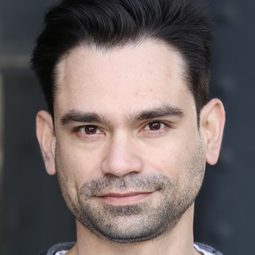 Eddie Tavares 飾演 Waiter
