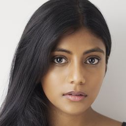 Charithra Chandran 飾演 Isha