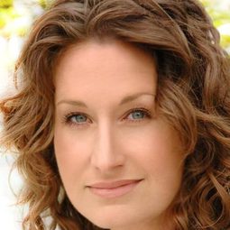 Rebecca Croll 飾演 Ysae