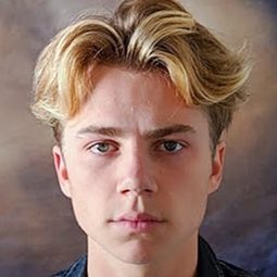 菲力克斯·列費弗爾 飾演 Alexis Robin