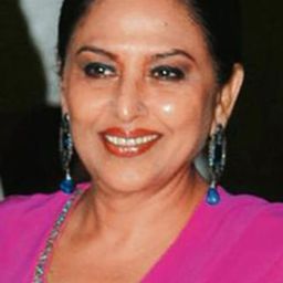 Anju Mahendru 飾演 Jay's Mother