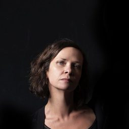 Myriam Muller 飾演 L'institutrice primaire