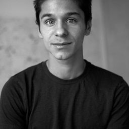 Adrien Hurdubae 飾演 Théo