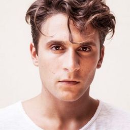 Giuseppe De Domenico 飾演 Pietro