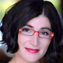 Negin Farsad 飾演 Susan