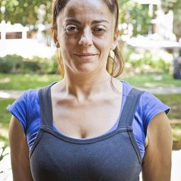 Paula Zúñiga 飾演 Sol's Mom