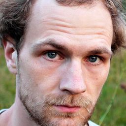 Robert Gwisdek 飾演 Bernard