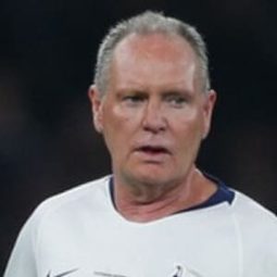 Paul Gascoigne - 博比·羅布森：超越總教頭演員 飾演Self