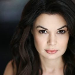 喬丹娜拉吉 - 幸運頭紗演員 飾演Carly