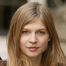 克莉曼絲波西 - 巴黎晚秋演員 飾演Pauline Laubie