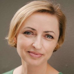 Sarah Aubrey 飾演 Silent and Morbid Flood (voice)