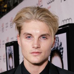 陶比·海明威 飾演 Timekeeper Kors