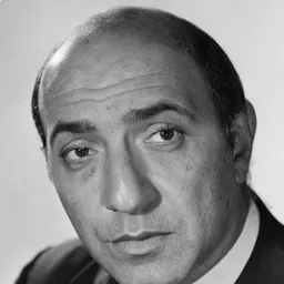 George Pastell 飾演 Schrieder