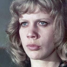 Karin Düwel 飾演 Marianne Below