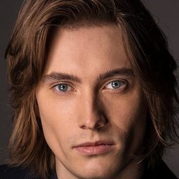 James Paxton 飾演 Chad Hill