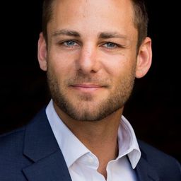 Ari Boyland 飾演 Russell