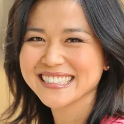 Lela Lee 飾演 Naomi