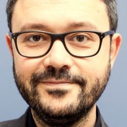 Riad Sattouf - 陽光抗癌大作戰演員 飾演Le cuisinier