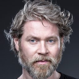 Lukas Loughran 飾演 Kingsley