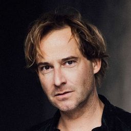 Niels-Bruno Schmidt 飾演 Karl Grün