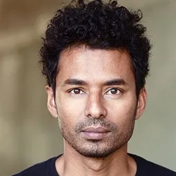 Anil Raman 飾演 Aaron