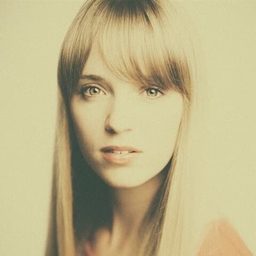 Roxane Arnal 飾演 Déléguée