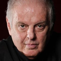Daniel Barenboim 飾演 Conductor