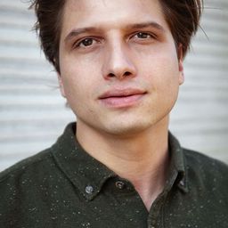 Dimitri Stapfer 飾演 Mike