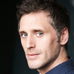 Edward MacLiam 飾演 Peter Quint