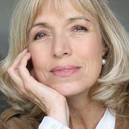 Arielle Sémenoff 飾演 Jacqueline