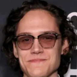 Will Parker 飾演 The Dove