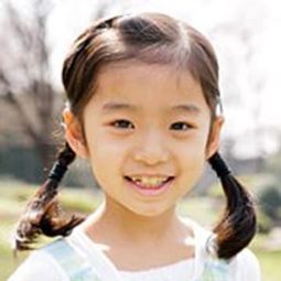 Hana Sugiura 飾演 Sachi Yokoyama