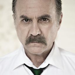 Steve Bannos 飾演 Damon's Dad