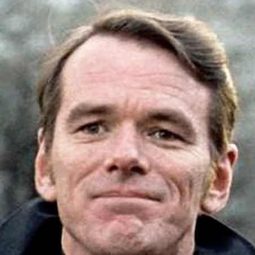 威廉·歐馬利 飾演 Father Joseph Kevin Dyer
