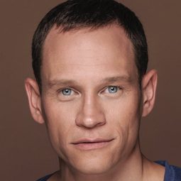 文森茲·凱佛 - Born to Dance演員 飾演Tom