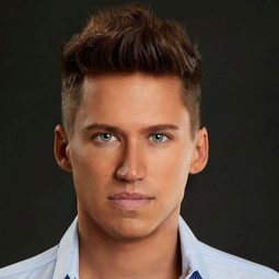 Ben Butler 飾演 Trickle Kiss Couple