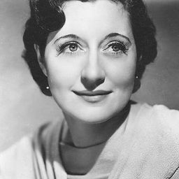 Katharine Alexander 飾演 Laura