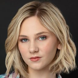 Lily Brooks O'Briant - 鯊魚湖泊演員 飾演Carly Gray