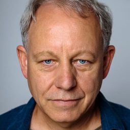 布萊德·葛林奎斯特 飾演 Lem Forrester