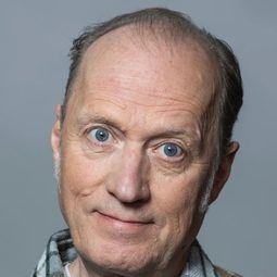 亞德里安·埃德蒙松 飾演 Gordon/Bill